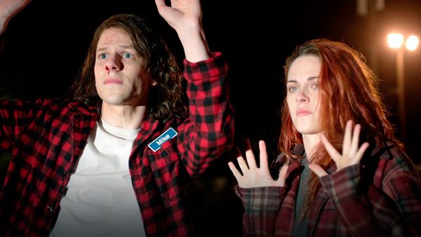 Мне говорят, он маленького роста и что одет он слишком просто