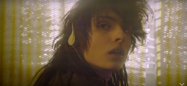 Финн Вулфард снялся в клипе группы Weezer