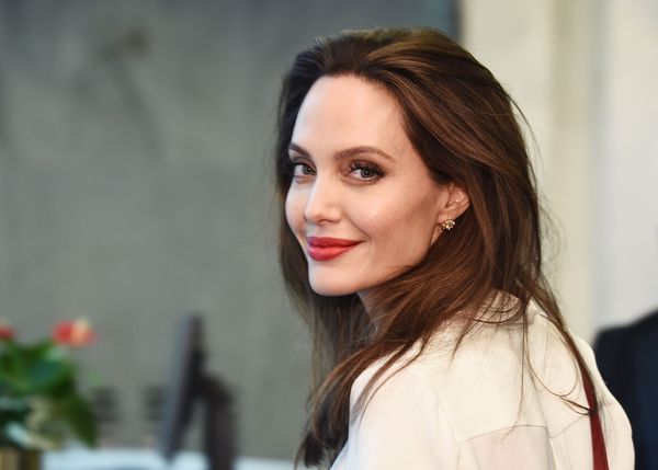 Анджелина Джоли снимет фильм о военном фотожурналисте Доне Маккаллине