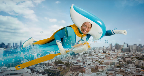 Брендан Фрейзер проживает множество ролей в трейлере фильма «Семья напрокат»